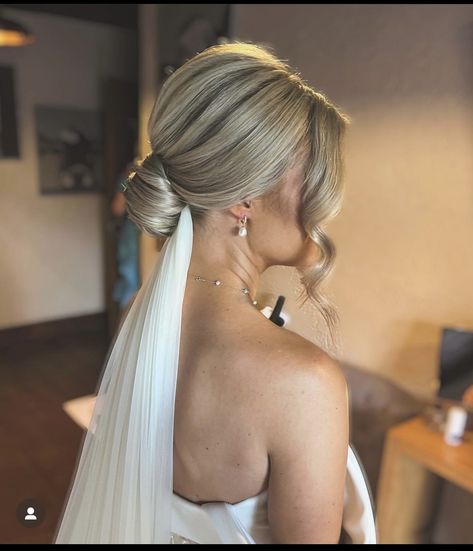 Classy Wedding Hair With Veil, Blonde Wedding Hair Updo, Wedding Hair Up Do, Bridal Hair Updo Elegant, Hairstyles To Draw, Bride Ponytail, Bridal Hair Updo With Veil, Wedding Hair Updo With Veil, Blonde Bridal Hair