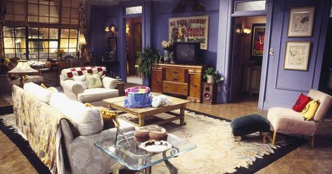 What would Monica's apartment from "Friends" look like if the characters lived in it today? See the predicted designs! Friends Apartment, New York City Apartment, Purple Walls, Studio Apartment Decorating, City Apartment, Living Room Tv, Home Decor Trends, Studio Apartment, Apartment Living