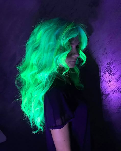 It glows under a uv light, work done by Olga Nikulina Uv Hair Dye, White Hair Dye, Uv Hair, Neon Green Hair, Hair Dye Videos, Monster High Ocs, Zombie Prom, Hairstyle Examples, Rave Hair