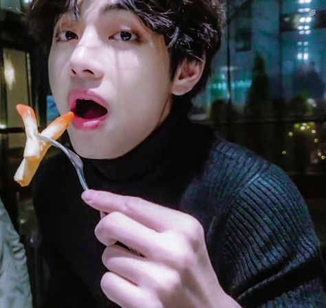 taehyung eat icon cutie Taehyung Eating, Jungkook Eating, Taehyung Cute, Wanting A Baby, Sweet Night, V Video, Music For You, Make Her Smile, Daegu