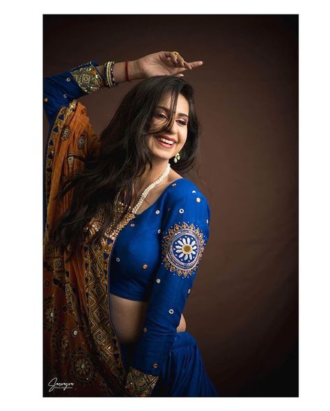 #kijal Dave Pog Lak karo Dandiya Shoot, Dandiya Poses, Garba Photography Poses, Navratri Photography, Garba Photo, Garba Poses, Navratri Photo, Gujarati Photo, Dandiya Dress