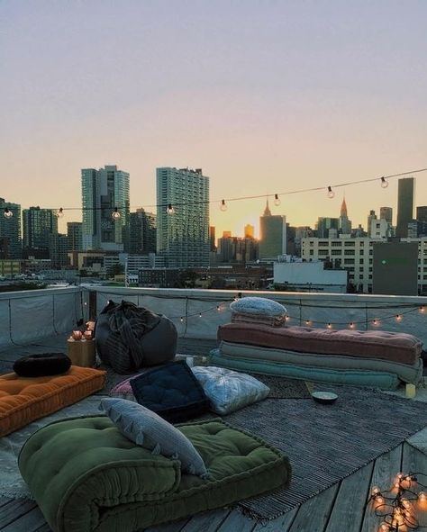 17 Beautiful Rooftops That Were Basically Made For Pinterest Urban Rooftop, Daybed Cushion, Rooftop Party, Rooftop Design, Outdoor Education, Bustling City, Movie Screen, Flickering Candles, Rooftop Garden