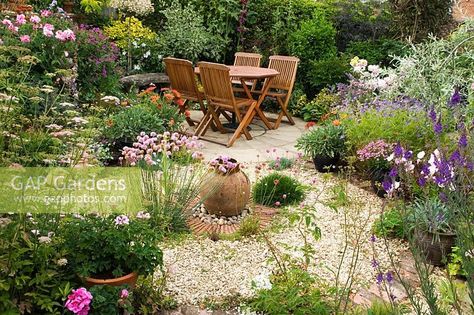 A circular gravel garden and patio area Garden Sitting Areas, Circular Patio, Porch Landscaping, Pebble Garden, Garden Seating Area, Gravel Patio, Small Patio Garden, Garden Mirrors, Garden Design Layout