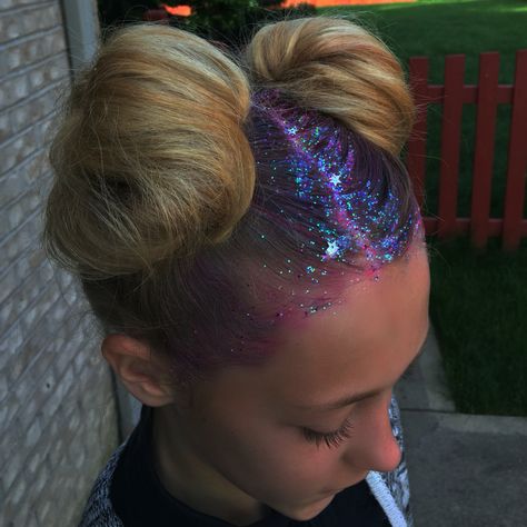 GLITTER ROOTS & Space Buns.  Festival hair, Crazy hair day, hair trends… Galactic Hairstyles, Crazy Hair For Kids, Glitter Roots, Halloween Hairstyles, Double Buns, Galaxy Hair, Space Buns, Fest Outfits, Wacky Hair Days