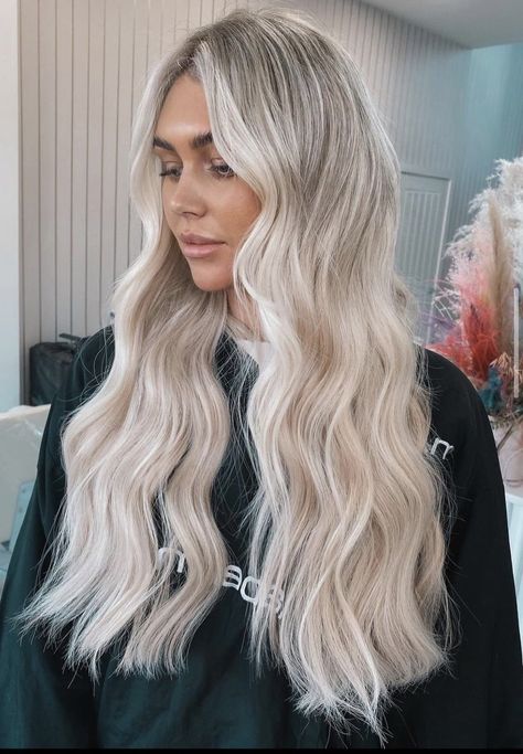 Hairstyle For Wavy Hair, Top Hair Styles, Hairstyle Braid, Blonde Hair Goals, Blonde Hair With Roots, Ice Blonde Hair, Perfect Blonde Hair, Bright Blonde Hair, Fashion Outfits Dresses