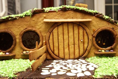 Gingerbread Hobbit Hole Homemade Gingerbread House, Gingerbread House Ideas, Cool Gingerbread Houses, Gingerbread House Recipe, Gingerbread House Parties, Gingerbread House Designs, Geeky Craft, Gingerbread Party, Gingerbread House Kits