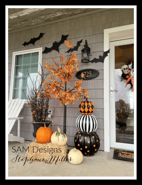 How to Decorate Your Front Porch for Halloween Life Size Witch, Porche Halloween, Bat Decorations, Halloween Front Doors, Halloween Front Porch Decor, Witch Diy, Halloween Front Porch, Halloween Tattoo, Fall Front Porch Decor