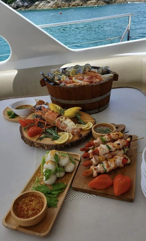 Yacht Dinner Party, Yacht Party Food, Yacht Food Ideas, Boat Party Food, Yacht Meals, Yacht Food, Yacht Dinner, Boat Dinner, Coastal Food