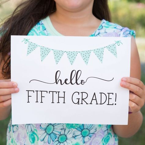 It's back to school time! Free printable back to school signs are perfect printables for the first day of school and making memories! #school #signs #freeprintables #firstdayofschool #printables #bts #grade #kids #sixcleversisters 1st Day Of School Pictures, First Day School Sign, Free School Printables, Back To School Outfits For Kids, Back To School Signs, Back To School Highschool, First Day Of School Signs, Back To School Wallpaper, Back To School Pictures