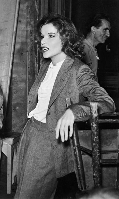 Katharine Hepburn Style, Katherine Hepburn Style, Kate Hepburn, Katherine Hepburn, Stage Door, Women In Suits, Old Hollywood Movies, Barry Manilow, Theatre Stage