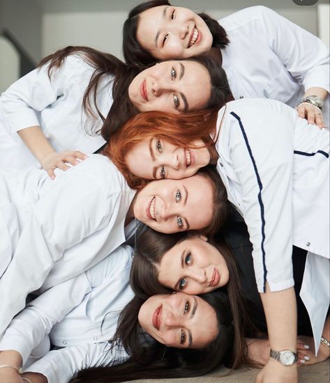 Nursing Graduation Pictures, Group Photo Poses, White Coat Ceremony, Dr World, Medical Photography, Medical School Life, Friend Graduation, Headshot Poses, Graduation Poses