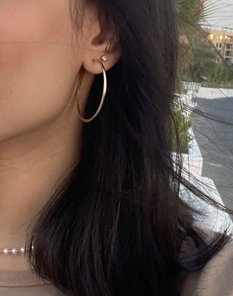 How To Style 3 Ear Lobe Piercings, Double Lobe Piercing Hoop, 3rd Ear Piercing Ideas, Big Hoop Earrings Aesthetic, Double Lobe Piercing Ideas, Aros Aesthetic, Double Pierced Ears, Hoop Earrings Outfit, 2 Ear Piercings