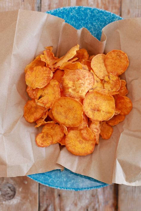 Microwave Sweet Potato Chips? seriously? they are AMAZING! and just take 3 minutes. Microwave Potato Chips, Sweet Potato Chips Recipe, Microwave Sweet Potato, Microwave Snacks, Bigger Bolder Baking, Crispy Chips, Prep Meals, Healthy Eating Snacks, Sweet Potato Chips