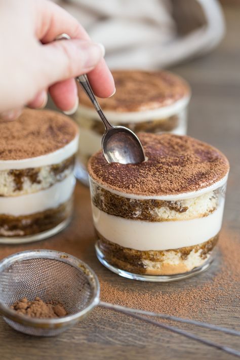 Tiramisu in a glass - Electric Blue Food - Kitchen stories from abroad Serving Ideas, Easy Gluten Free Desserts, Homemade Snickers, Easy No Bake Desserts, Cheesecake Desserts, Blue Food, Köstliche Desserts, Kitchen Stories, Easy Cooking Recipes