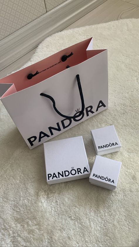 Promise Rings Pandora, Pandora Store, Pandora Shop, Shopping Pictures, Crown Aesthetic, Pandora Bag, Luxury Birthday, Rich Girl Lifestyle, Pink Girly Things