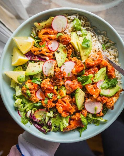 Buffalo Cauliflower Bowl with Avocado and Green Tahini | Kitchn Bowl Dinners, Cena Light, Spicy Roasted Cauliflower, Green Tahini, Plant Based Dinners, Oven Roasted Cauliflower, Veggie Bowls, Vegetarian Dinner Ideas, Bowl Meals