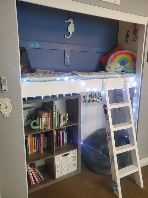 Diy Reading nook Floating Bed For Boys, Small Closet Book Nook, Diy Bunk Bed Shelf, Closet Loft Ideas, Closet Reading Nook Kids, Bunk Bed Reading Nook, Closet Bunk Beds, Small Play Area Ideas, Closet Clubhouse