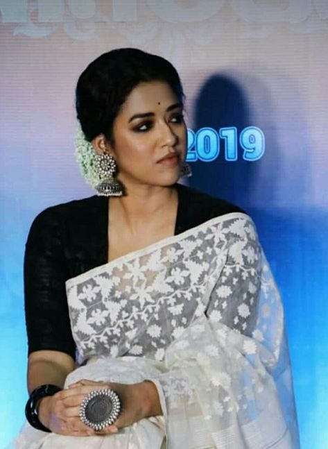 Pinterest@SnehaNair😎 Jamdani Blouse Designs, White Jamdani Saree Look, Jamdani Saree Look, White Saree Look, White Saree Blouse, Black And White Saree, White Sarees, Modern Sarees, Trending Saree