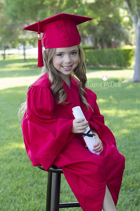 Preschool Graduation Session Graduation Picture Ideas Preschool, Preschool Graduation Pictures Backdrop, Preschool Grad Pictures, Preschool Graduation Photoshoot Ideas, Cap And Gown Kindergarten Pictures, Preschool Graduation Photo Ideas, Pre K Graduation Ideas Pictures, Kindergarten Graduation Photoshoot Ideas, Kindergarten Graduation Photo Ideas