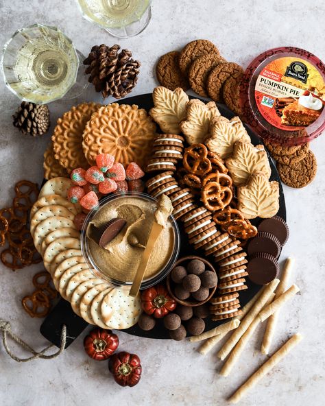 Hummus And Crackers Aesthetic, Fall Dessert Platter, Pretzel Board, Halloween Pies, Creative Plating, Head Pumpkin, Fall Eats, Pumpkin Snack, Charcuterie Meats