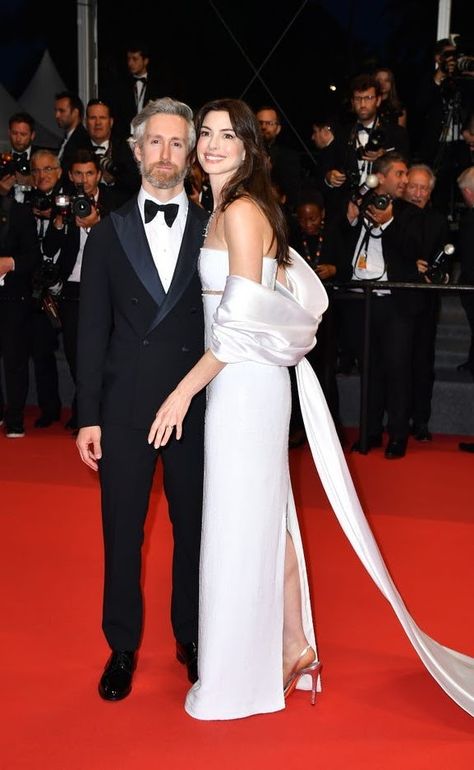 Anne Hathaway And Her Husband, Anne Hathaway Husband, Adam Shulman, Cannes Film Festival 2022, Ann Hathaway, Couples Ideas, Big Dresses, Festival 2022, Aesthetic Photos