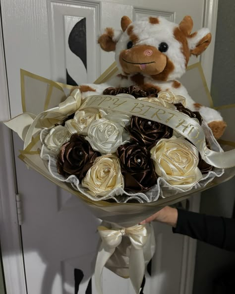 🐮🤎🤍 #eternalrosebouquet #vaquitabouquet Cow Bouquet Flowers, Cow Flower Bouquet, Ribbon Bouquets, Ramo Ideas, Flowers Bouquet Ideas, Ribbon Rose Bouquets, Roses Bouquet Gift, Ribbon Flowers Bouquet, 19th Bday