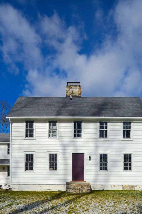 stately-white-saltbox-house-blue-sky Modern Saltbox House Exterior, Modern Saltbox Houses, Saltbox House Interior, Salt Box House Exterior, Saltbox Houses Exterior, Saltbox Roof, Saltbox House Plans, Old Colonial Homes, New England House