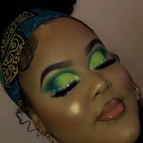 Woc Makeup, Neon Eyeshadow, Eyeshadow Tips, Silicone Makeup, Green Makeup, Colorful Eye Makeup, Green Eyeshadow, Makeup Eye Looks, Beat Face