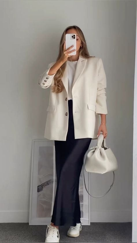 Synagogue Outfit, Formal Blazer Outfits, Female Office Outfits, Modest Work Outfits, Satin Skirt Outfit, Street Style Outfits Casual, Old Money Fashion, Female Office, Money Fashion