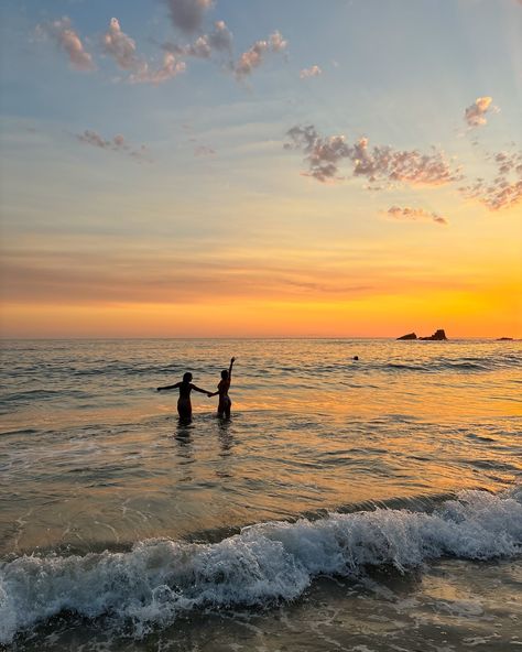 bestie beach day🤍 Beach Aesthetic With Bestie, Beach Holiday Aesthetic Friends, Best Friend Beach Vacation, Beach Day With Bestie, Beach Holiday With Friends, Season Aesthetic Summer, Beach Ocean Pictures, Pretty Beach Pictures, Beach Pictures Two People