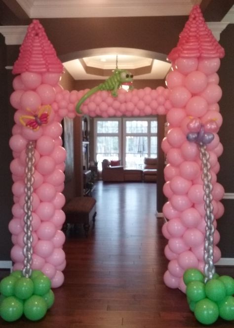 Balloon Castle Tower Diy, Castle Balloon Arch, Princess Balloon Arch, Castle Balloons, Balloon Castle, Rapunzel Theme, Disney Princess Theme Party, Princess Balloon, Princess Tiana Birthday Party