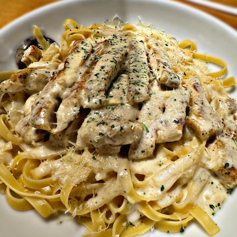 D i n n e r 🍝 . . . . . . @olivegarden #fettuccine #fettucinealfredo Fettucini Alfredo, Alfredo, Palace, Quick Saves