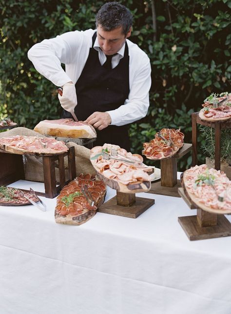 Cocktail Dinner Wedding Reception, Tuscan Wedding Cocktail Hour, Medditeranean Wedding Food, Wedding Buffet Italian Food, Italian Wedding Aperitivo, Tuscan Wedding Food, Italian Wedding Reception Food, Italian Wedding Ideas Inspiration, Italy Wedding Food