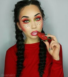 strawberry makeup daiana kir Fruit Inspired Makeup, Fruit Makeup, Strawberry Makeup, Strawberry Costume, People With Glasses, Fruit Shoot, Makeup Suggestions, Halloween Make-up Looks, Makeup Challenge