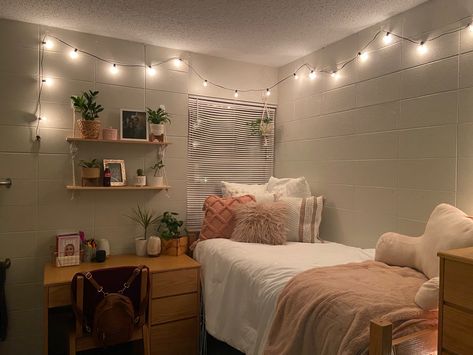 Dorm Room Ideas Men, Dorm Room Ideas Brown, Pink Boho Dorm Room, Dorm Room Single, Dorm Room Lofted Bed, College Manifestations, Dorm Things, Modern Dorm Room, Single Dorm Room