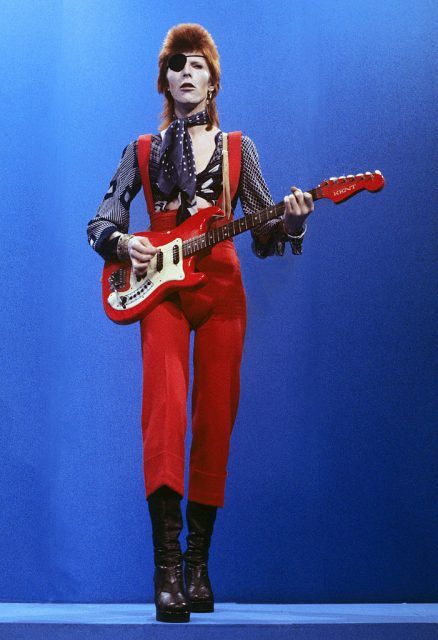 David Bowie Costume, David Bowie Fashion, David Bowie Ziggy, Outfit Essentials, Legendary Singers, Rock N’roll, Ziggy Stardust, Amy Winehouse, Christian Lacroix