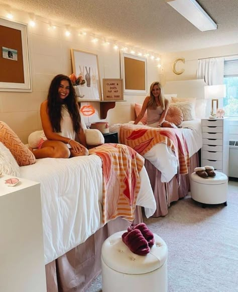 Sorority Room, Dorm Room Decor Ideas, College Bedroom Decor, Dorm Room Layouts, College Dorm Room Inspiration, Pink Dorm Rooms, Dream Dorm Room, Cozy Dorm Room, Dorm Room Styles