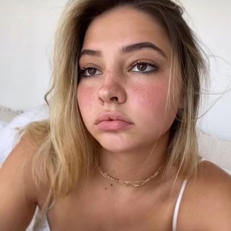 Blonde Hair Dark Eyes, Madelyn Cline, Most Beautiful People, Lip Fillers, Aesthetic Bedroom, Face Claims, Dark Hair, Pretty Face, Beauty Routines