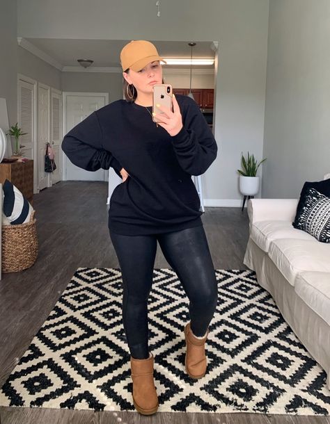 Boston Mini Boots, Ugg’s Mini Outfit, Women Ugg Boots Outfit, Ugg Markstrum Boots Outfit, Ugg Mini Boots Outfit Plus Size, Ugh Boots Outfit 2022, Styling Short Ugg Boots, Outfits With Short Ugg Boots, Classic Mini Ugg Boots Outfit