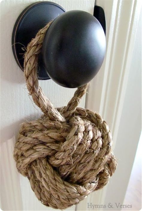 DIY Home Decor | Nautical Rope Knot Doorstop {Ballard Designs Knock Off} Nautical Rope Decor, Monkey Knot, Diy Nautical, Monkey Fist Knot, Rope Projects, Summer Diy Projects, Nautical Diy, Rope Decor, Knots Diy