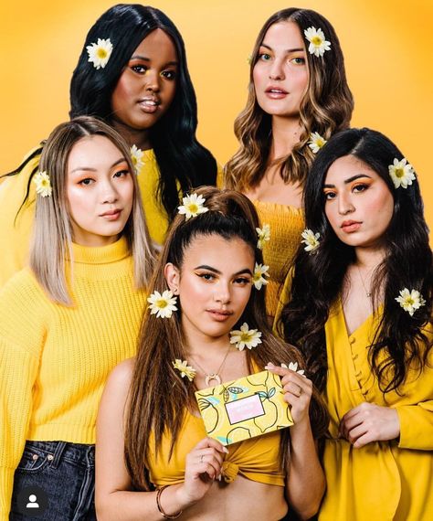 Yellow Group Outfit, Zen Closet, Adeline Morin, Girlfriends Photoshoot, Yellow Stuff, Adelaine Morin, Studio Photoshoot Ideas, Alisha Marie, Bff Poses