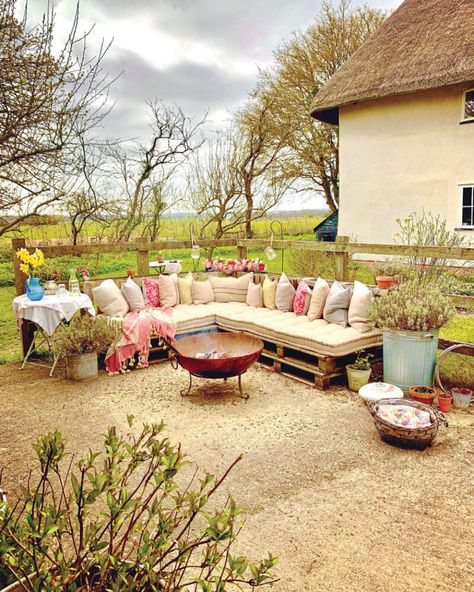 A creative blogger and Instagrammer shares her life lived in an enchanted English countryside cottage. See cottagesandbungalowsmag.com for more. English Countryside Cottage, Real Life People, Cottage Style Interiors, False Wall, English Country Cottage, Countryside Cottage, Rustic Background, Cottage Inspiration, Old Cottage