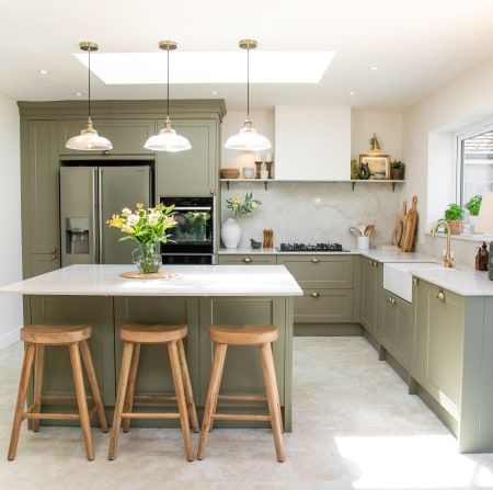 Green Kitchen Ideas, Sage Kitchen, Kitchen Styling Modern, Wren Kitchen, Sage Green Kitchen, Kitchen Planner, Kitchen Views, Perfect Kitchen, Kitchen Sale