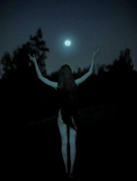 Old Witch Aesthetic, Black Haired Witch, Moon Rituals, Looks Party, Hauntingly Beautiful, Witch Aesthetic, Wild Woman, Witchy Woman, Foto Ideas Instagram