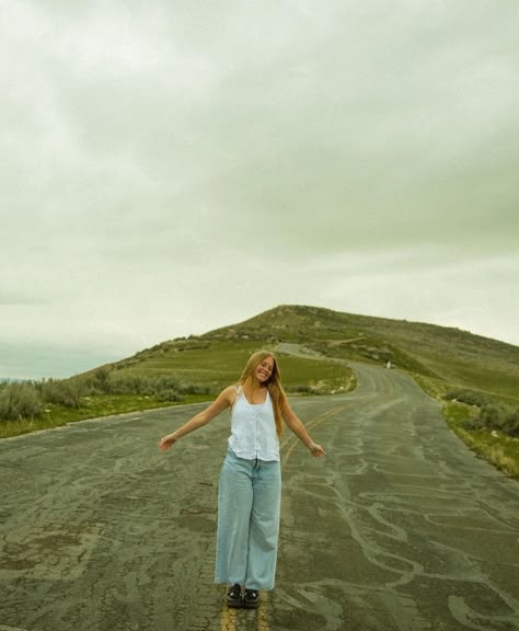 Casual Field Photoshoot, Insta Photo Shoot Ideas, Granola Girl Senior Portraits, Senior Photos Inside, Granola Photoshoot, Road Pictures Ideas Photo Shoot, Individual Picture Poses, Cute Solo Poses, Artsy Senior Pictures