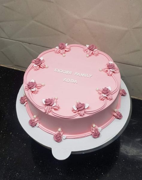 Simple Cute Birthday Cakes Pink, Cake Name Ideas, Round Cakes Ideas, Cake Ideas For Birthday, Pink Birthday Cake Aesthetic Circle, Round Cake Ideas, Pink Round Cake Birthday, Cake Birthday Korea Simple Pink, Vintage Birthday Cakes Circle