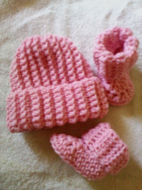 Crocheted Baby Hats, Crochet Baby Hats Free Pattern, Baby Hat Free Pattern, Crochet Baby Beanie, Crochet Baby Hat Patterns, Baby Booties Pattern, Baby Hat Patterns, Sock Booties, Booties Crochet