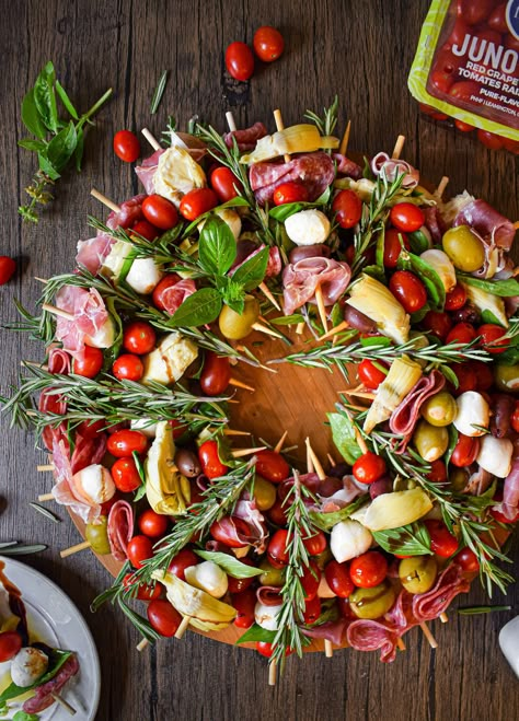 25 Thanksgiving and Christmas Charcuterie Board Ideas for a Party - Top Moms Ideas Christmas Potluck Dishes, Wreath Appetizer, Antipasto Wreath, Antipasto Skewers, Appetizers Christmas, Christmas Salads, Festive Appetizers, Grilled Peppers, Red Grape