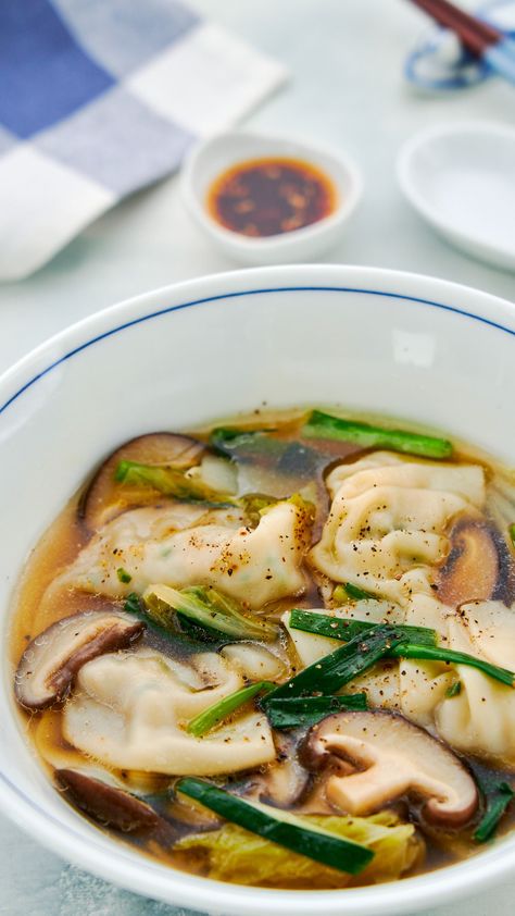 With slippery, garlicky Japanese dumplings in a comforting dashi broth with mushrooms and veggies, this gyoza soup is the perfect way to warm up on a chilly day. Gyoza Soup Recipe, Gyoza Soup, Soup Japanese, Japanese Gyoza, Japanese Appetizers, Japanese Dumplings, Dashi Broth, Dumpling Soup, Japanese Soup