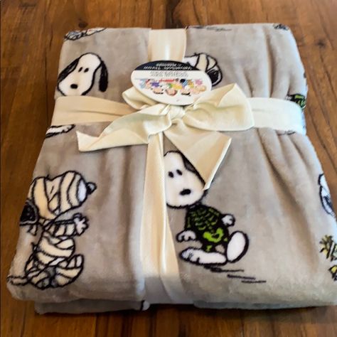 Peanuts 55x70 Snoopy And Woodstock Mummy Blanket Snoopy Blankets, Snoopy Stuffed Animal, Snoopy Things, Snoopy Merchandise, Snoopy Blanket, Snoopy Items, Snoopy Pajamas, Purple Throw Blanket, Snoopy Dog House